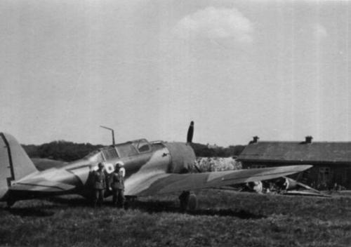 Douglas 8a-3N (396) op Ockenburg met Duitse bewaking