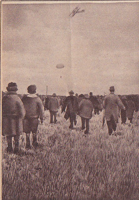 Parachutist Huizinga bezig met zijn sprong (Collectie Hans Klok)